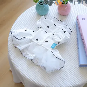 Dettaglio vestito bianco per animali con cuori neri, maniche a sbuffo e tulle