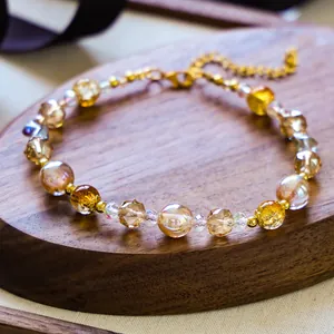Détail d'un collier en cristal pour animaux avec perles ambrées et fermoir doré réglable