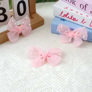 Lot de trois barrettes nœuds en mousseline rose avec perles pour petits chiens