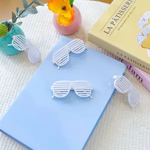 Witte shutter shades partybrillen voor kleine honden en katten op lichtblauw