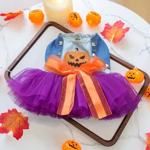 Detail van Halloween huisdierjurk met pompoenborduursel en een paarse tule rok