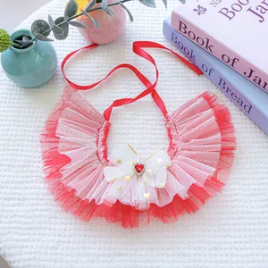 Vue détaillée du bavoir pour chat en tulle rouge avec nœud blanc et strass cœur rouge