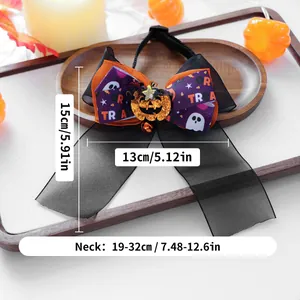 Détail du nœud papillon Halloween pour animaux avec motif citrouille et rubans