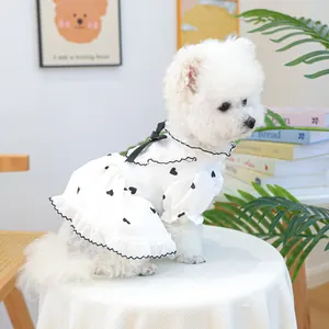 Dettaglio vestito bianco per animali con cuori neri, fiocco e bordo in pizzo