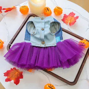 Detail van Halloween huisdierjurk met denim top en paarse gelaagde tule rok