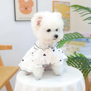 Dettaglio dell'abito estivo per cani con cuori neri e gonna a tutù a strati