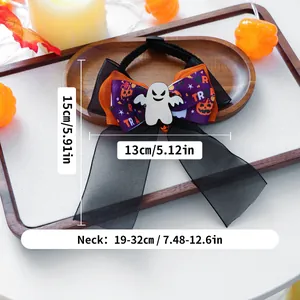 Détail du nœud papillon d'Halloween pour animaux avec fantôme et citrouilles