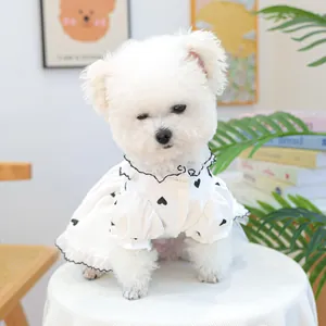 Dettaglio vestito bianco in cotone per cani con cuori neri e raffinato colletto a balze