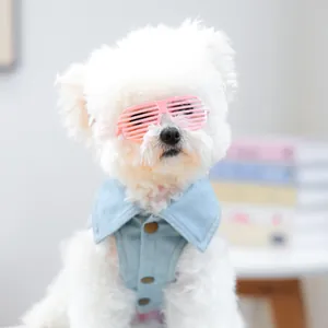 Blauwe denim vest voor huisdieren met roze shutter zonnebril voor kleine honden en katten