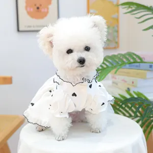 Dettaglio dell'abito bianco per cani con cuori neri, volant e maniche a sbuffo per cani piccoli