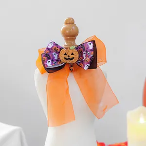 Détail macro du nœud d'Halloween pour animaux avec breloque citrouille et petite cloche
