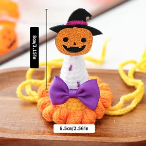 Vue macro du chapeau citrouille d'Halloween pour animaux, dimensions 8cm sur 6.5cm
