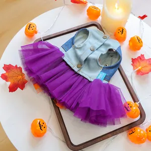 Halloween huisjurk met denim top en gelaagde paarse en oranje gaasrok op houten dienblad