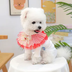 Détail macro du bavoir pour animaux avec tulle rouge, paillettes dorées et nœud bijou