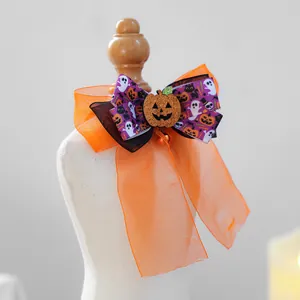 Détail d'un collier d'Halloween pour animaux avec nœud en organza et citrouille pailletée
