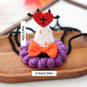 Détail d'un chapeau gothique pour animaux avec cœur à ailes de diable et nœud orange