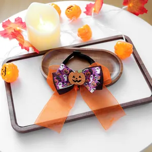 Gros plan du nœud papillon Halloween pour animaux avec ruban violet et décor de citrouille