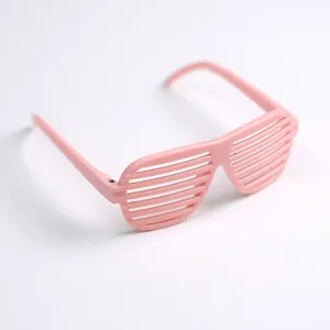 Detailopname van roze plastic shutterbril voor huisdieren feestkostuums en accessoires