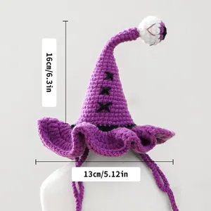 Détail du chapeau crocheté violet pour animaux avec yeux de monstre mesurant 16cm de haut 13cm