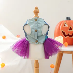 Detail van Halloween-huisdierjurk met denim vest en paarse mesh tutu op houten standaard