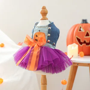 Halloween huisdierjurk met denim pompoen top en paarse mesh tutu op een paspop model