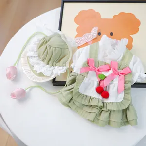 Détail de la robe d'été pour chien avec chapeau, dentelle, nœuds et cerises
