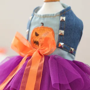 Detail van Halloween huisdierjurk met denim top en paarse mesh rok met pompoenmotief
