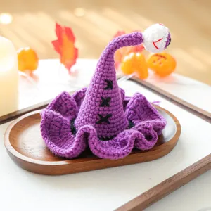 Détail d'un chapeau de compagnie au crochet violet avec motif œil pour thème Halloween