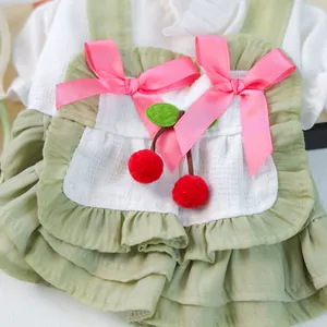 Robe verte pour chiot avec texture gaufre, nœuds roses et applique cerise rouge