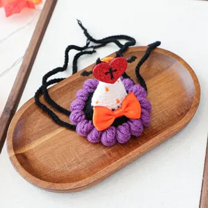 Détail du chapeau d'Halloween au crochet pour animaux avec froufrous violets et cœur