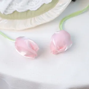 Détail d'accessoire floral pour animal avec tulipes roses et rubans de satin