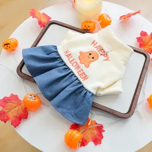 Halloween huisjurk met spookprint en D-ring op houten dienblad met decoratie