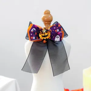 Détail du nœud papillon Halloween pour animaux avec tulle orange, ruban violet et grelot citrouille