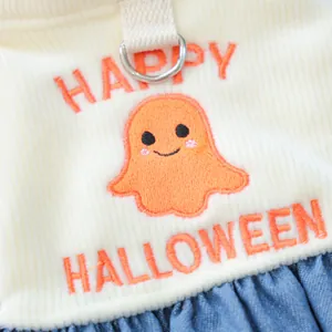Macro-opname van Halloween huisdierjurk met pompoenborduurwerk en denim geplooide rok
