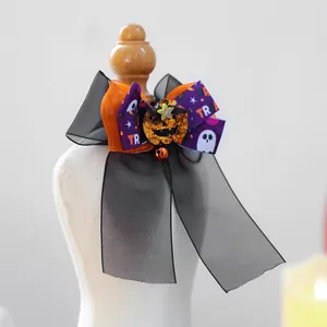 Vue détaillée du nœud d'Halloween pour animaux avec citrouille scintillante et clochette