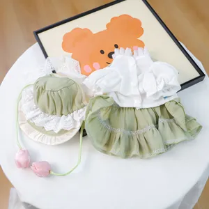Ensemble d'été pour chien avec haut gaufré, jupe verte à volants et chapeau en dentelle