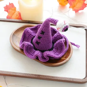 Détail d'un chapeau de sorcier en crochet violet avec œil décoratif pour animaux d'Halloween