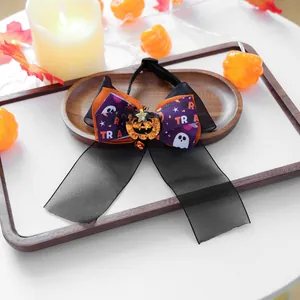 Détail du nœud papillon Halloween pour animaux avec citrouille et ruban imprimé