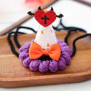 Chapeau d'Halloween au crochet avec nœud orange et ailes de chauve-souris pour animaux