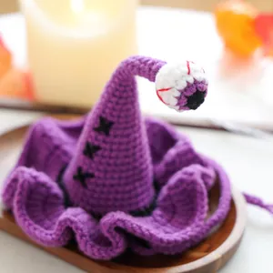 Gros plan détaillé d'un chapeau de sorcier violet au crochet avec un œil pour Halloween