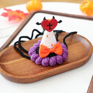 Chapeau d'Halloween au crochet pour animaux avec base violette et nœud en satin