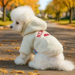 Sweat à capuche chaud en polaire blanc cassé avec broderie rouge pour petits chiens