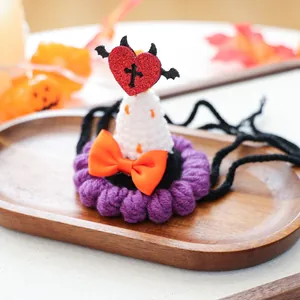 Chapeau d'Halloween tricoté pour chats avec nœud orange et cœur de chauve-souris décor
