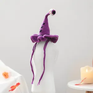 Détail d'un bonnet violet au crochet pour animal avec œil pour costume d'Halloween