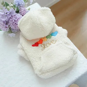 Felpa con cappuccio per animali in pile bianco con ricamo a cuore arcobaleno e Love