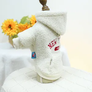 Détail d'un sweat à capuche blanc pour animaux avec broderie New York 1988 et bords-côtes