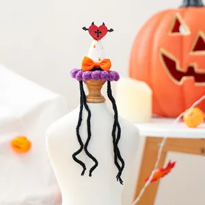 Mignon chapeau d'Halloween pour animaux au crochet avec base violette et nœud orange