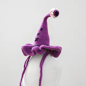 Détail d'un chapeau de monstre violet au crochet pour animaux avec œil pour Halloween