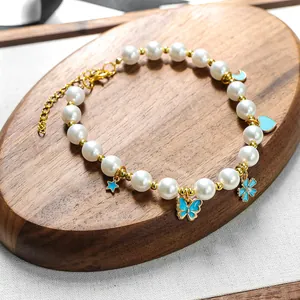Détail d'un collier de perles pour animaux avec breloques émaillées bleues et fermoir