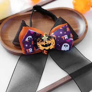 Détail du nœud papillon Halloween pour animaux avec citrouille et rubans imprimés